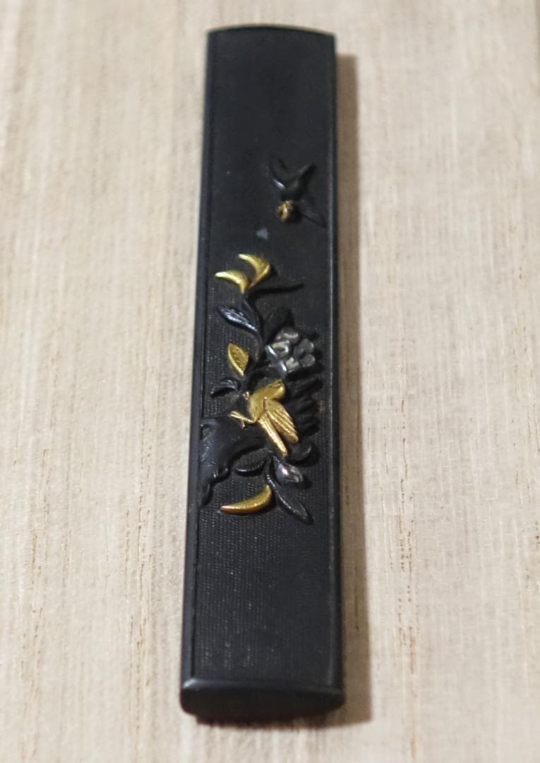 【赤銅魚子地 高肉彫 鍍金 銀象嵌 椿樹小鳥図小柄】 鍔 鐔 小柄 刀装具 骨董