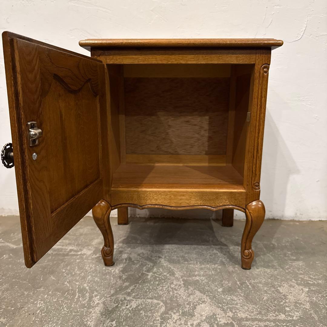 ヴィンテージ　木製サイドテーブル　ベッドサイドテーブル　猫脚