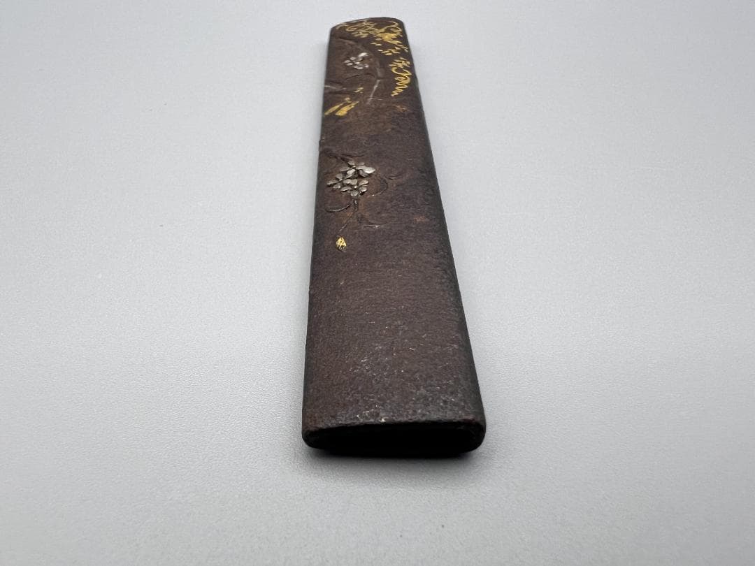 【海】刀装具　江戸期　鉄地　金銀象嵌色絵 秋草図 小柄　古金工