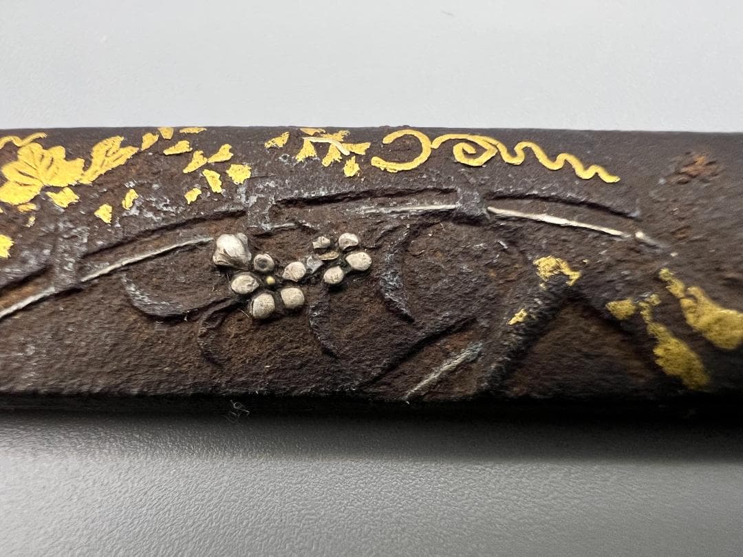 【海】刀装具　江戸期　鉄地　金銀象嵌色絵 秋草図 小柄　古金工