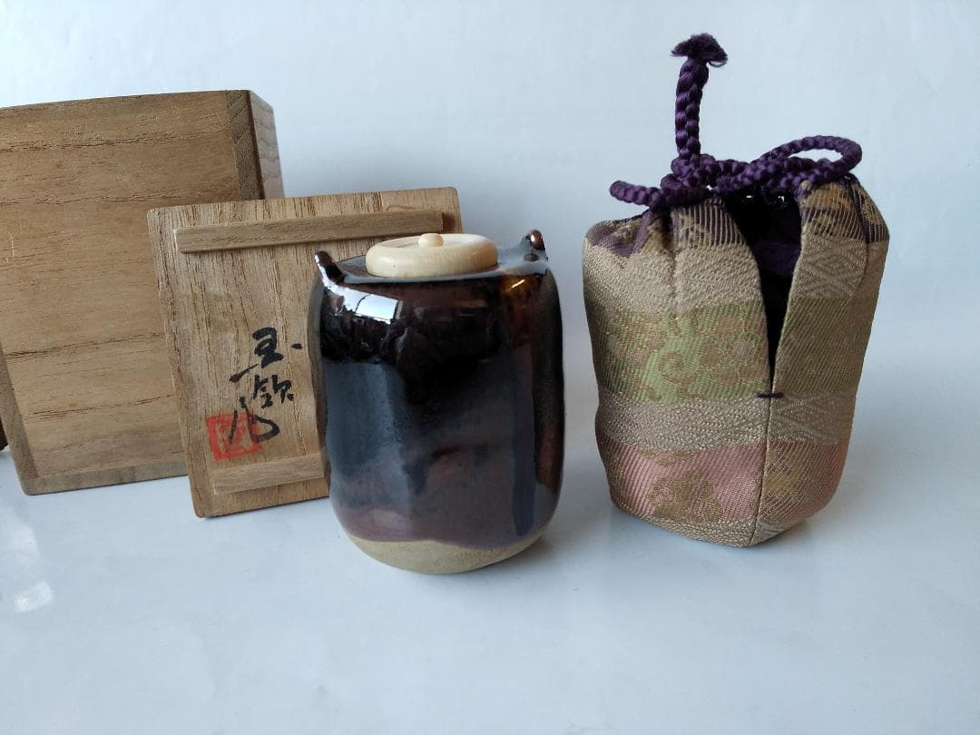 耳付茶入 京玉欽 作 仕覆 京焼 茶道具 共箱 美品 です。