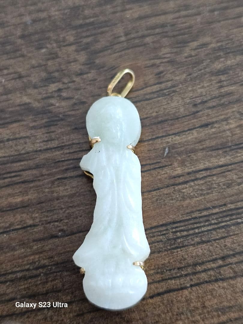 K１８糸魚川翡翠　観音菩薩様彫刻ペンダント