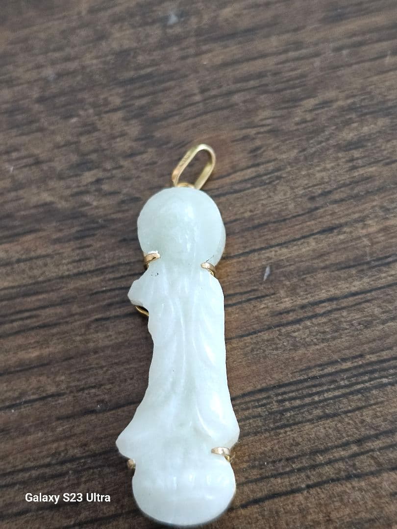 K１８糸魚川翡翠　観音菩薩様彫刻ペンダント