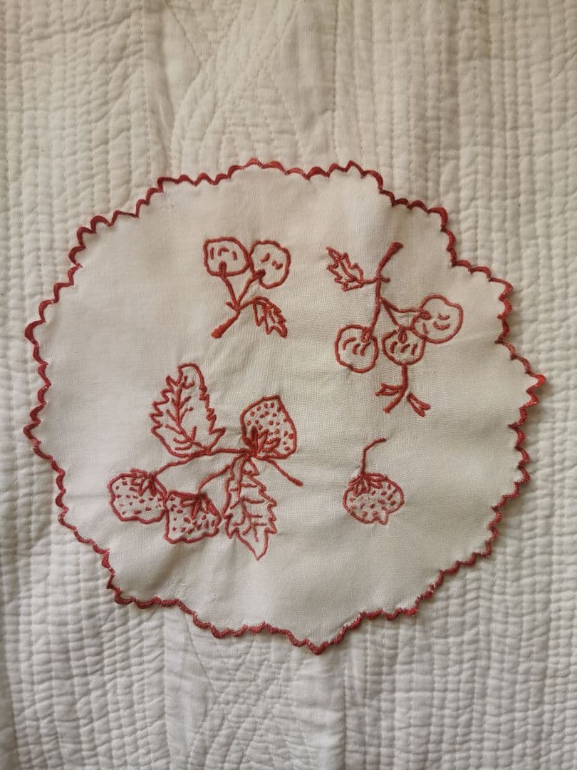 アンティーク フランス 苺とさくらんぼの赤糸刺繍 プチスカラップ花びら縁ドイリー