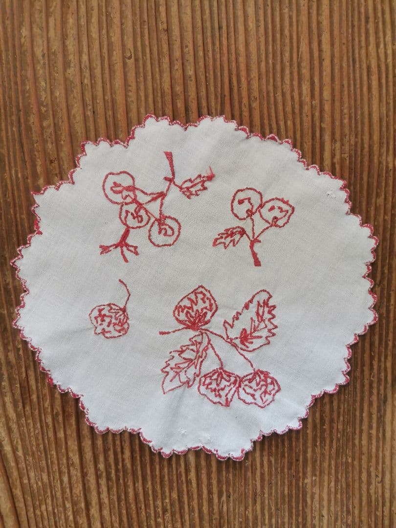 アンティーク フランス 苺とさくらんぼの赤糸刺繍 プチスカラップ花びら縁ドイリー