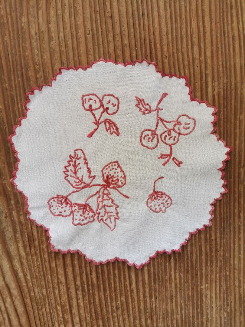 アンティーク フランス 苺とさくらんぼの赤糸刺繍 プチスカラップ花びら縁ドイリー