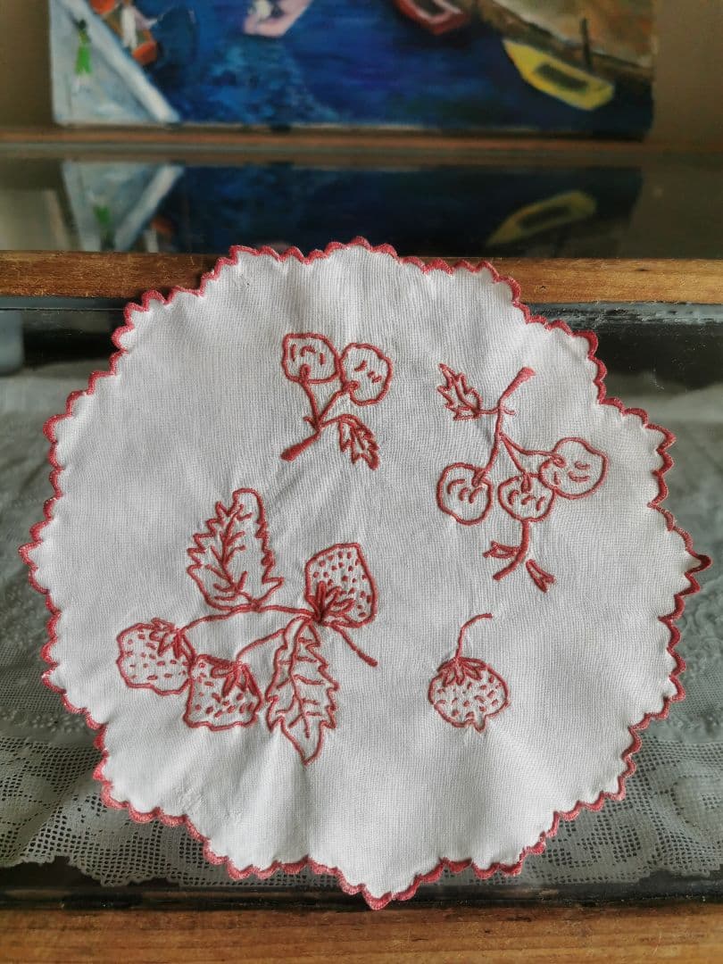 アンティーク フランス 苺とさくらんぼの赤糸刺繍 プチスカラップ花びら縁ドイリー