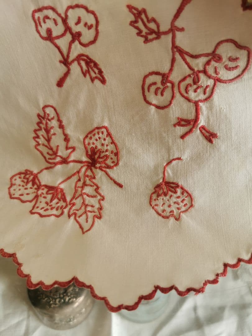 アンティーク フランス 苺とさくらんぼの赤糸刺繍 プチスカラップ花びら縁ドイリー