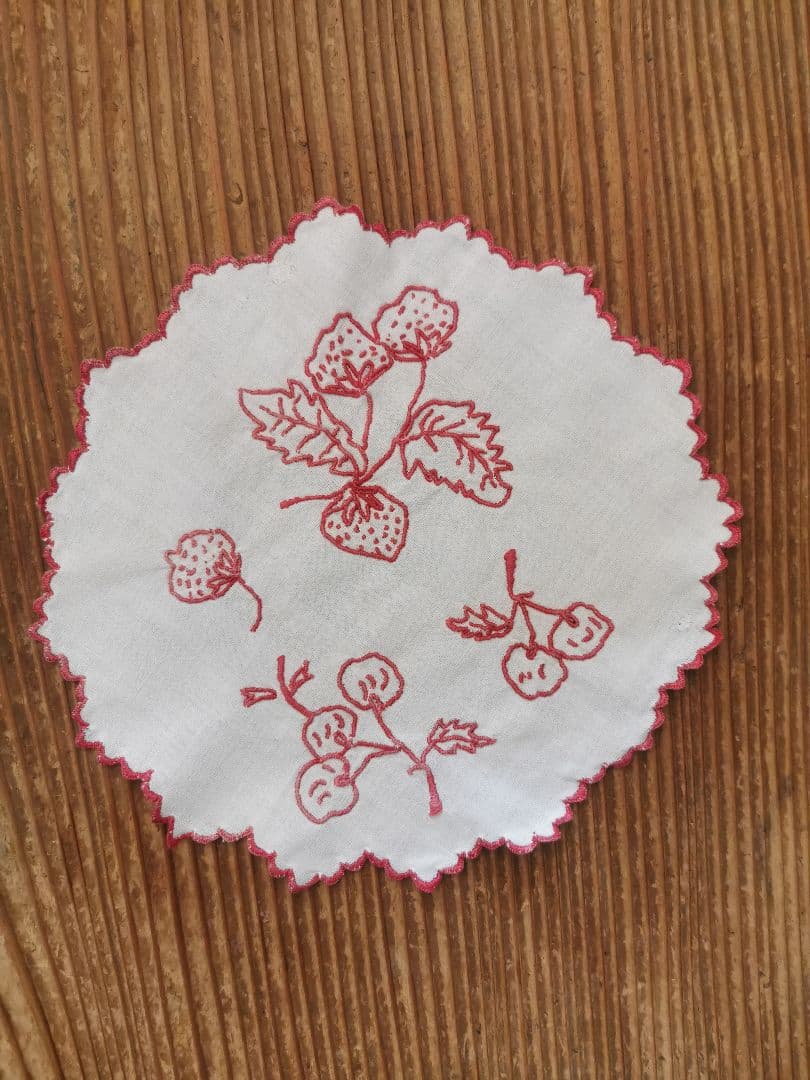 アンティーク フランス 苺とさくらんぼの赤糸刺繍 プチスカラップ花びら縁ドイリー