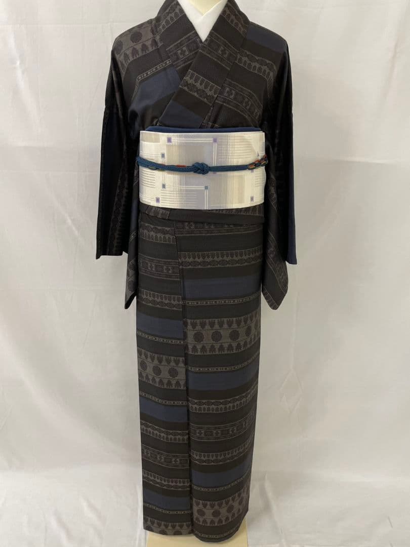 お見分け済美品　　藍泥　本場奄美大島紬　名古屋帯