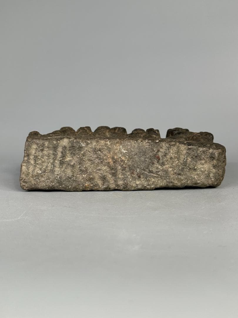 仏教美術ガンダーラ美術　石仏レリーフ彫刻人物像　石彫装飾　 古代インド　古物保証