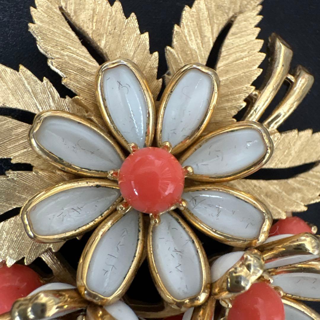 トリファリお花の ブローチ