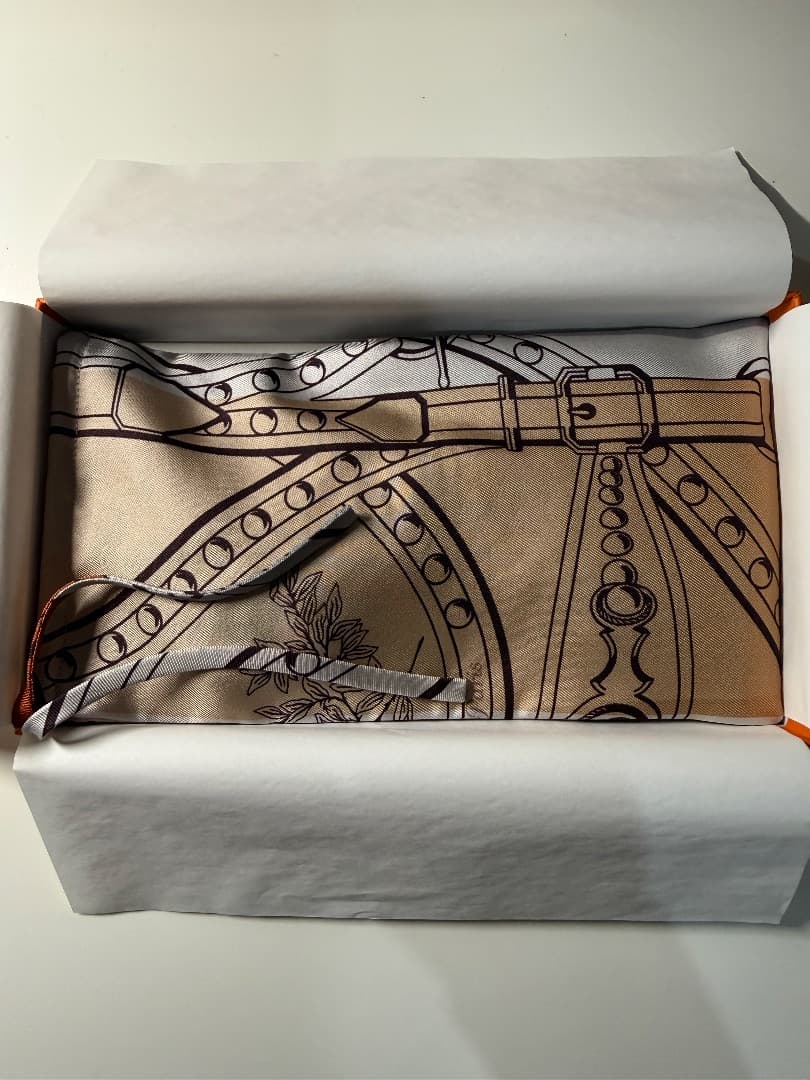 新品・未使用・希少【HERMES エルメス高級シルク製アイマスク＆専用ポーチ】