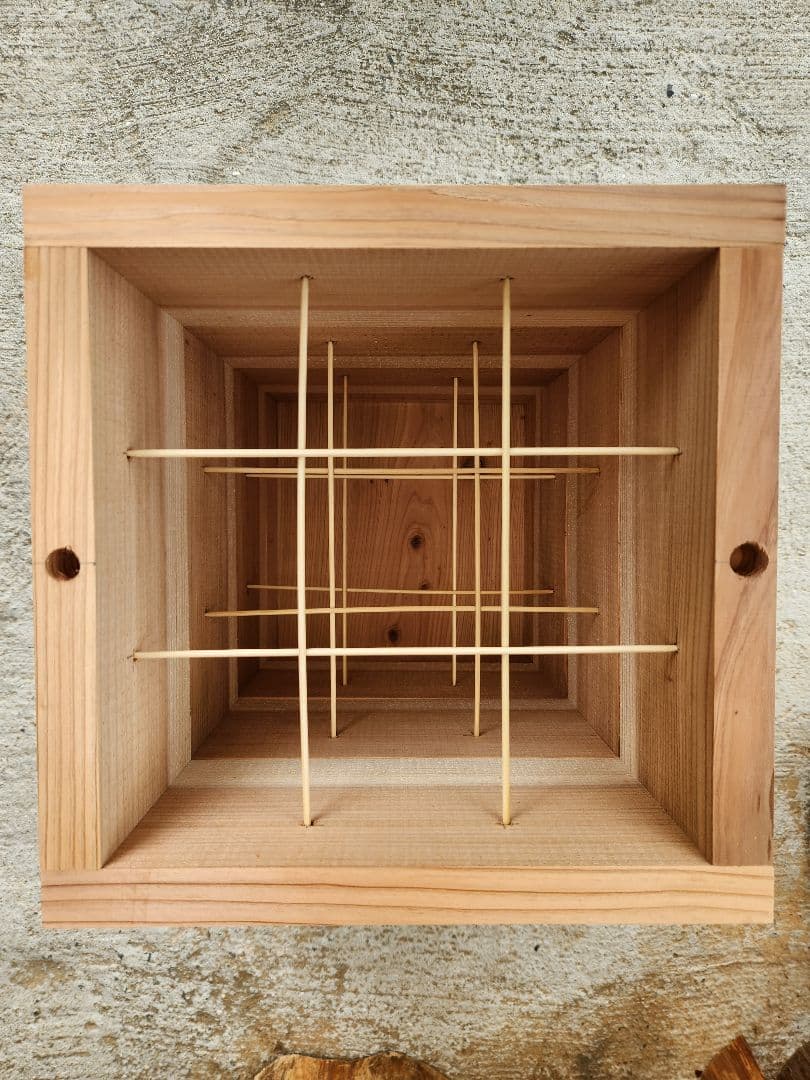 熟練大工作製、柾目板使用で重箱の節抜けの心配なし、日本蜜蜂３段重箱式巣箱