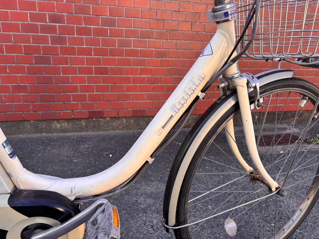 BRIDGESTONEアシスタ電動アシスト自転車 クリーム色 前カゴ付き