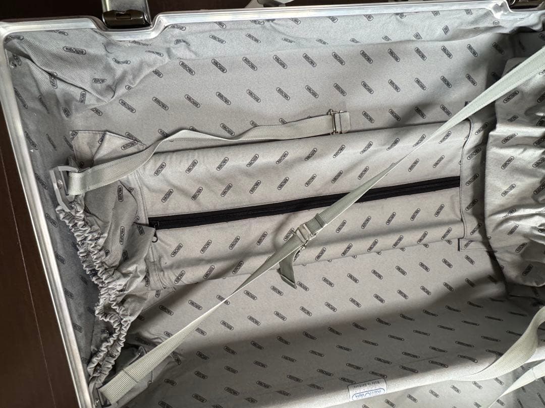 シルバー キャリーケース 伸縮式ハンドル