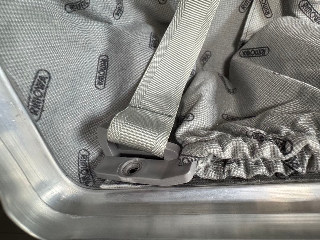 シルバー キャリーケース 伸縮式ハンドル