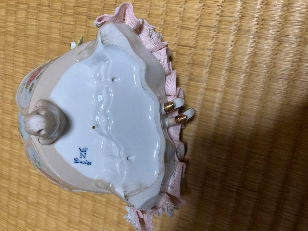 1 / 3 Dresden　ドレスデン　ソファーチェアに座る女性と鳥の置物