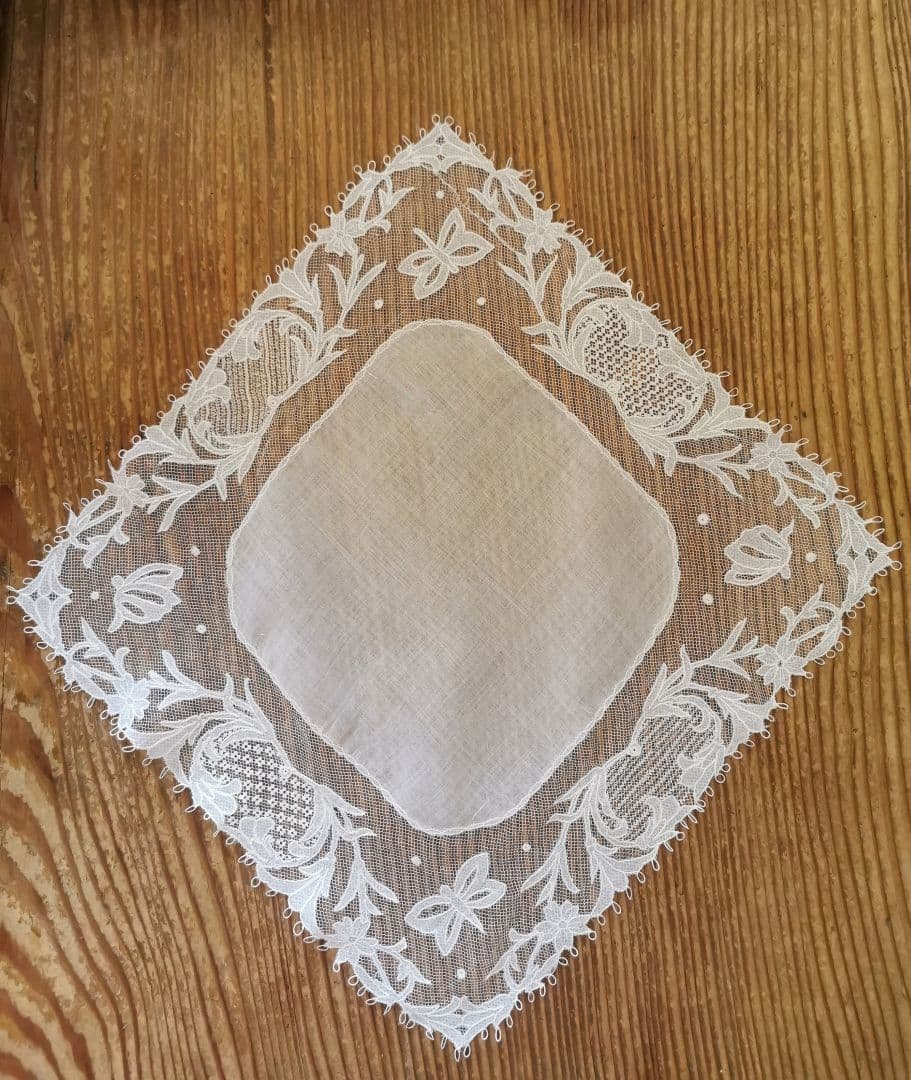 アンティーク キャリックマクロスレース バタフライと花 チュール ハンカチクロス