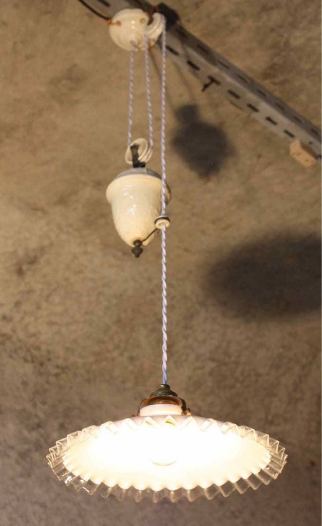 【merci】 2-f. フランス　吊り下げ　滑車　ミルクガラス　シェード