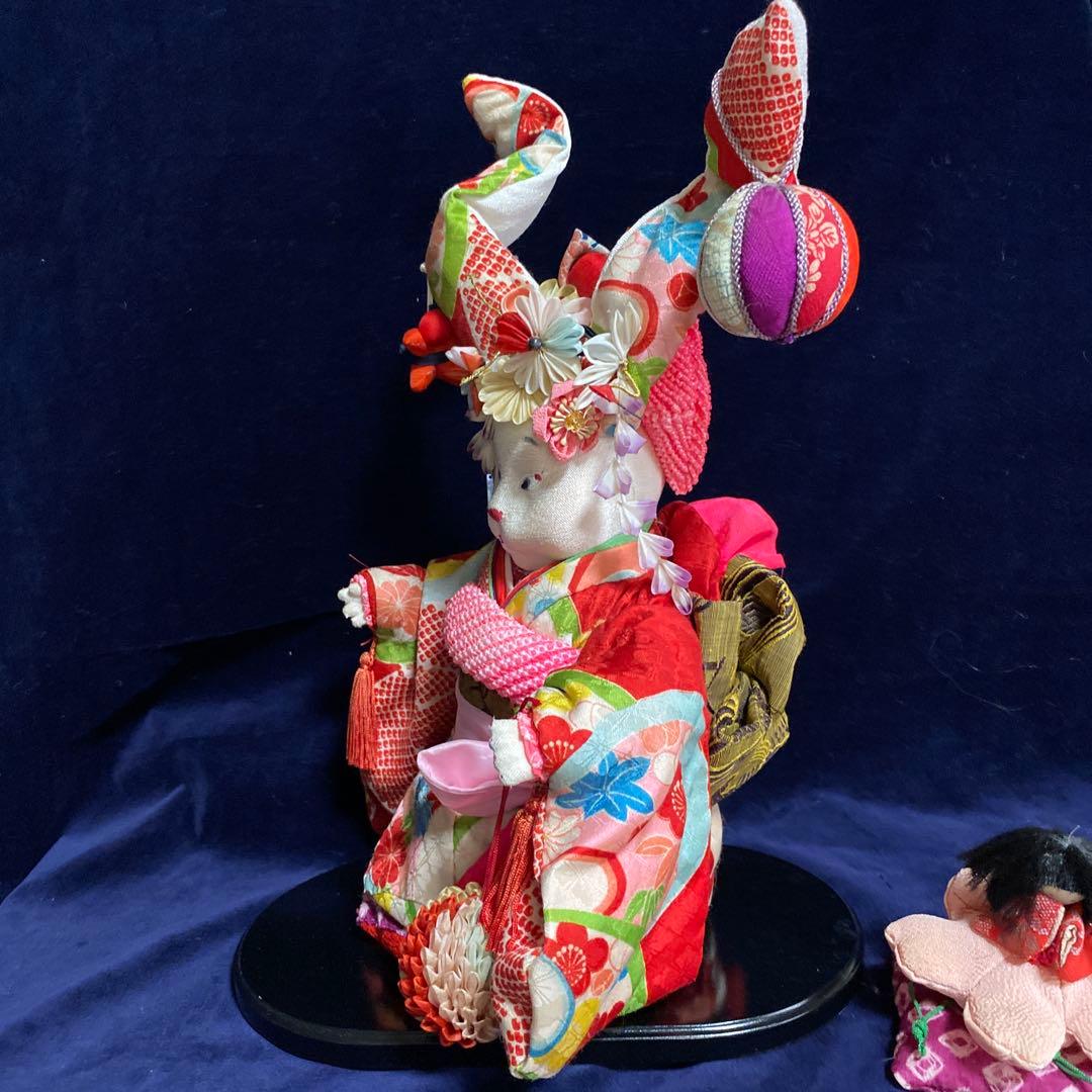 ハンドメイド創作人形ブスッ子縮緬うさぎちやん。黒の飾り台付き