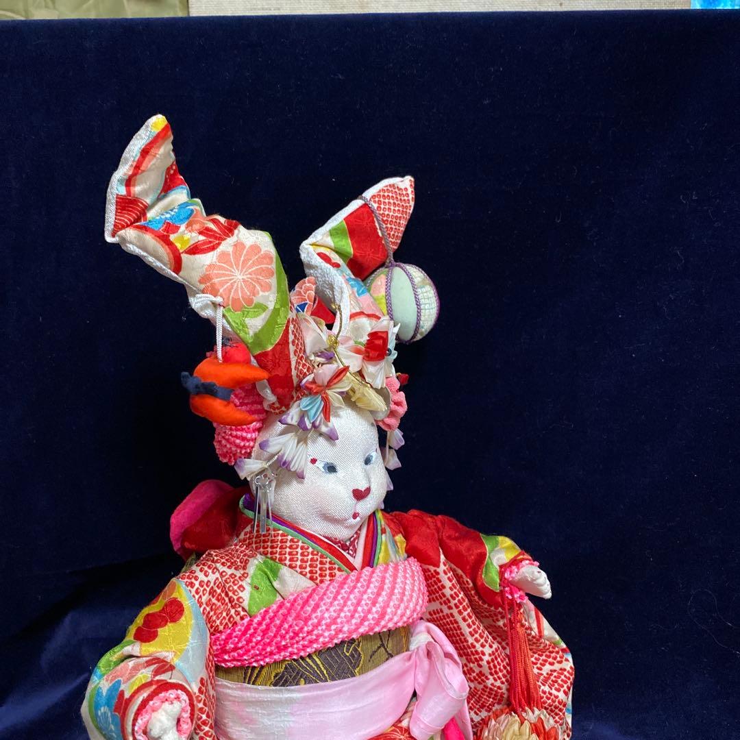 ハンドメイド創作人形ブスッ子縮緬うさぎちやん。黒の飾り台付き