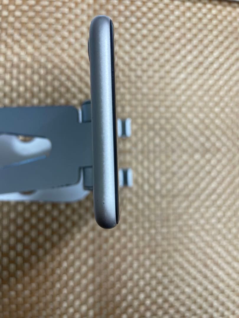 iPhone SE 第3世代 64 GB スターライトSIMフリー【7317】