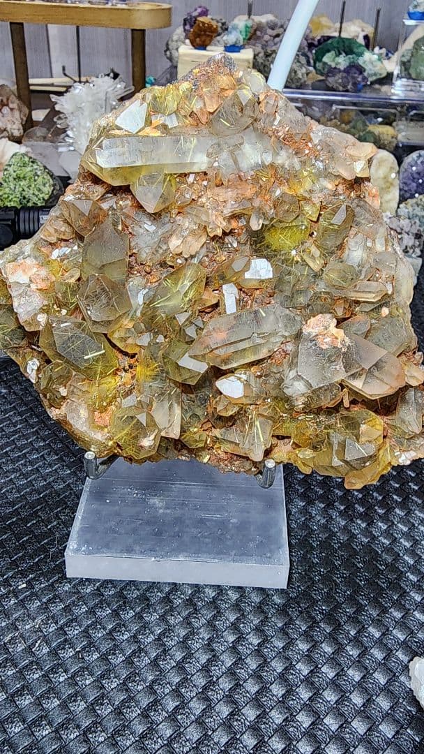 金色のルチルチタンクォーツクラスター