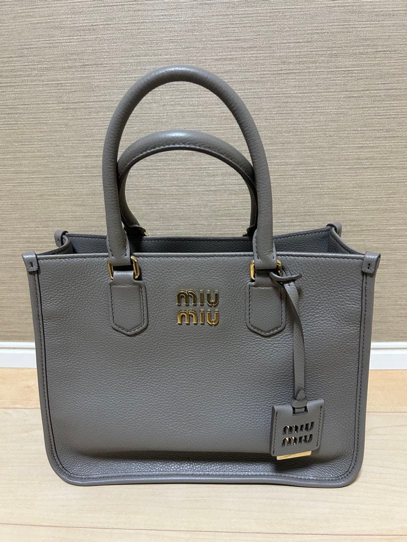 miu miu グレー レザートートバッグ