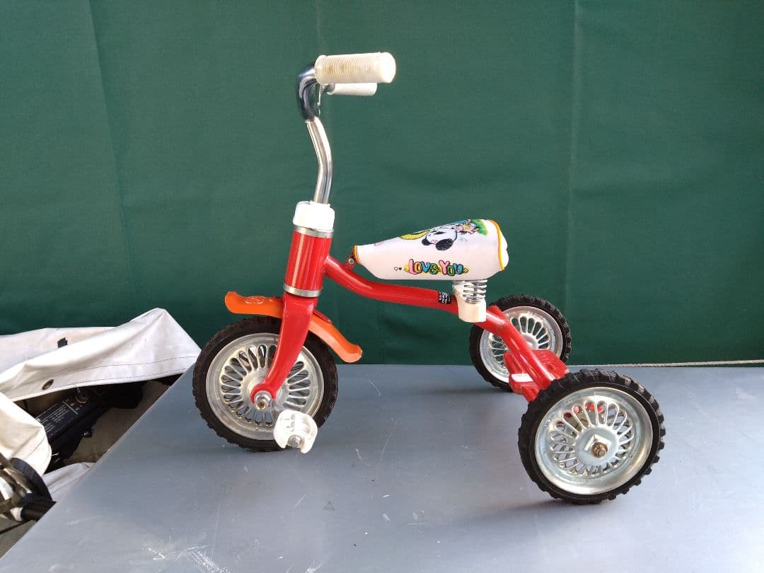 昭和赤いキャラクター付き三輪車