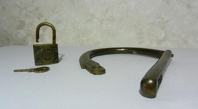 真鍮製半円状オブジェ（米国「ＹＡＬＥ（エール）社」ロゴ入南京錠付き）