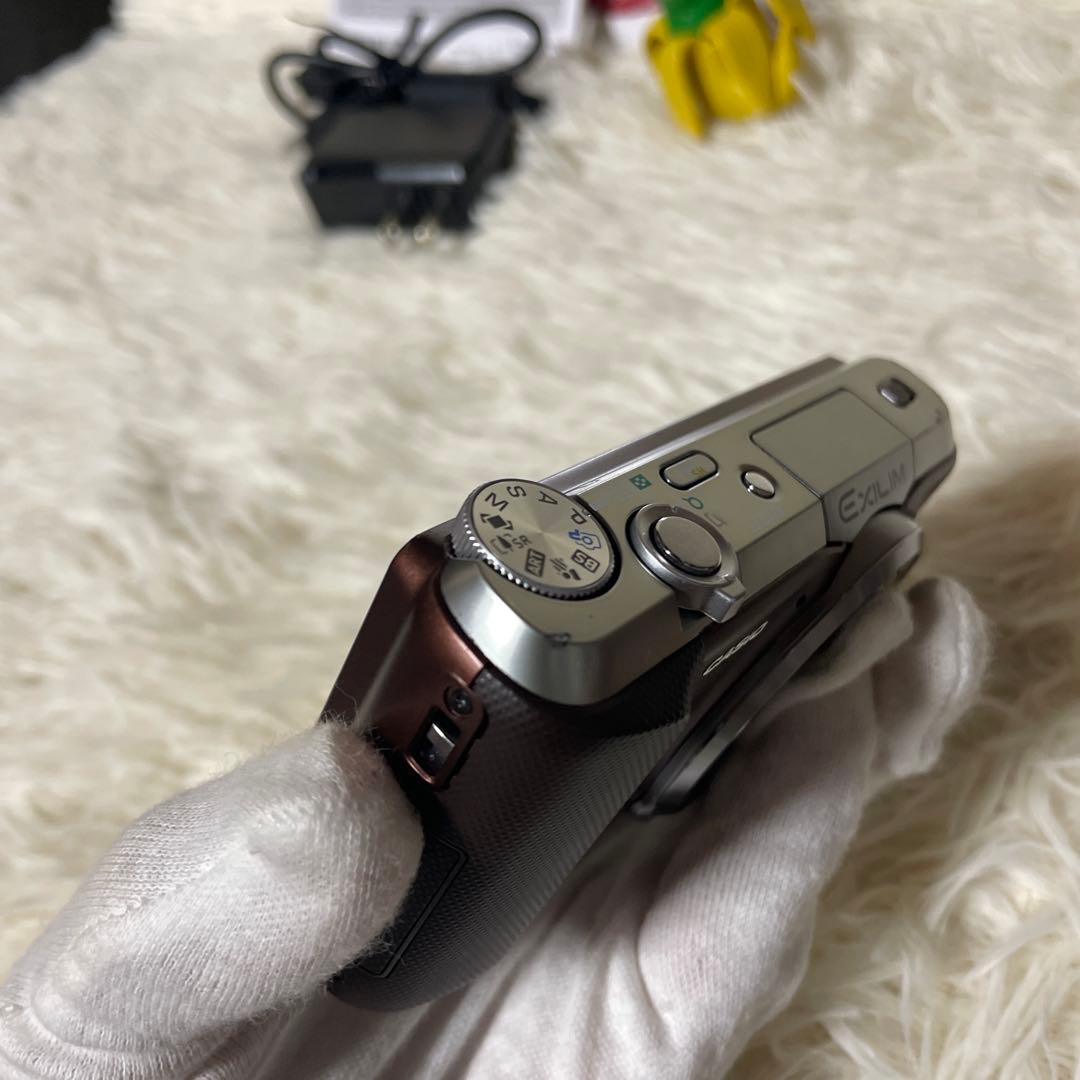 デジタルカメラ CASIO EXILIM EX-ZR700