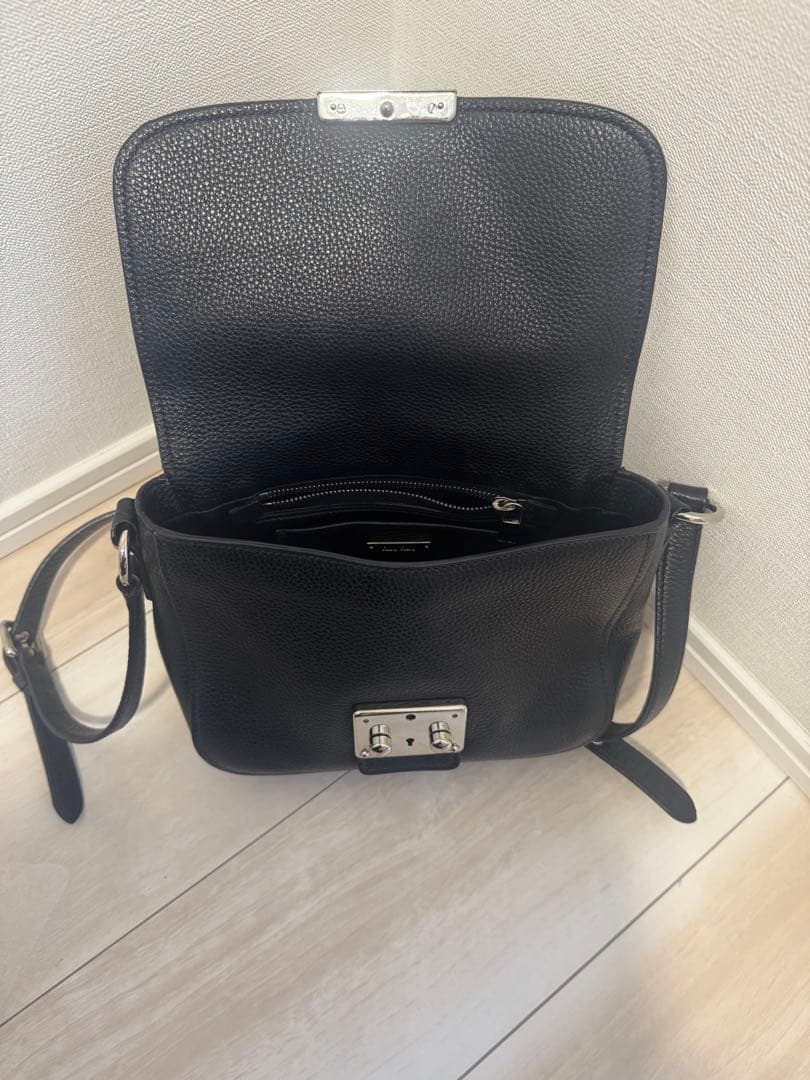 miu miu ブラックショルダーバッグ
