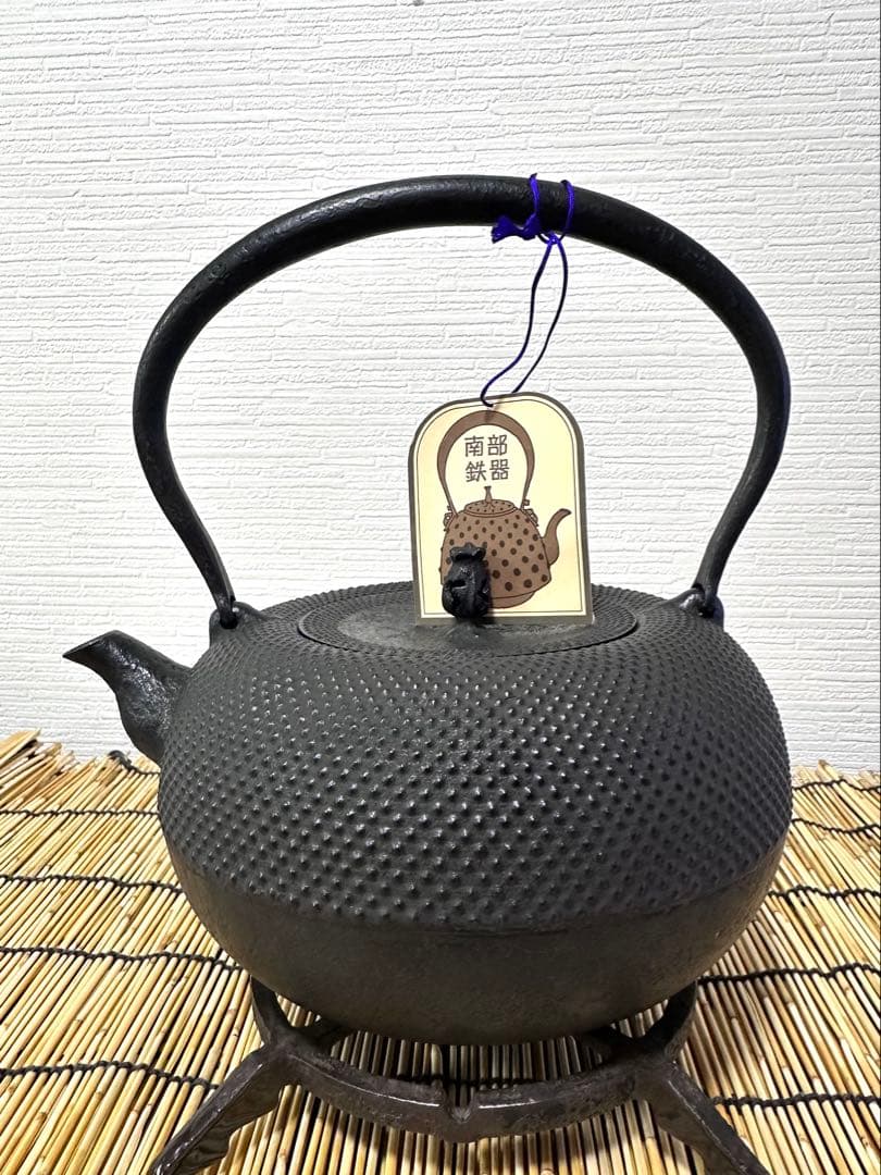 未使用品、タグ付　南部耕雲堂名人雅泉造　２０型アラレ　南部鉄瓶　南部鉄器
