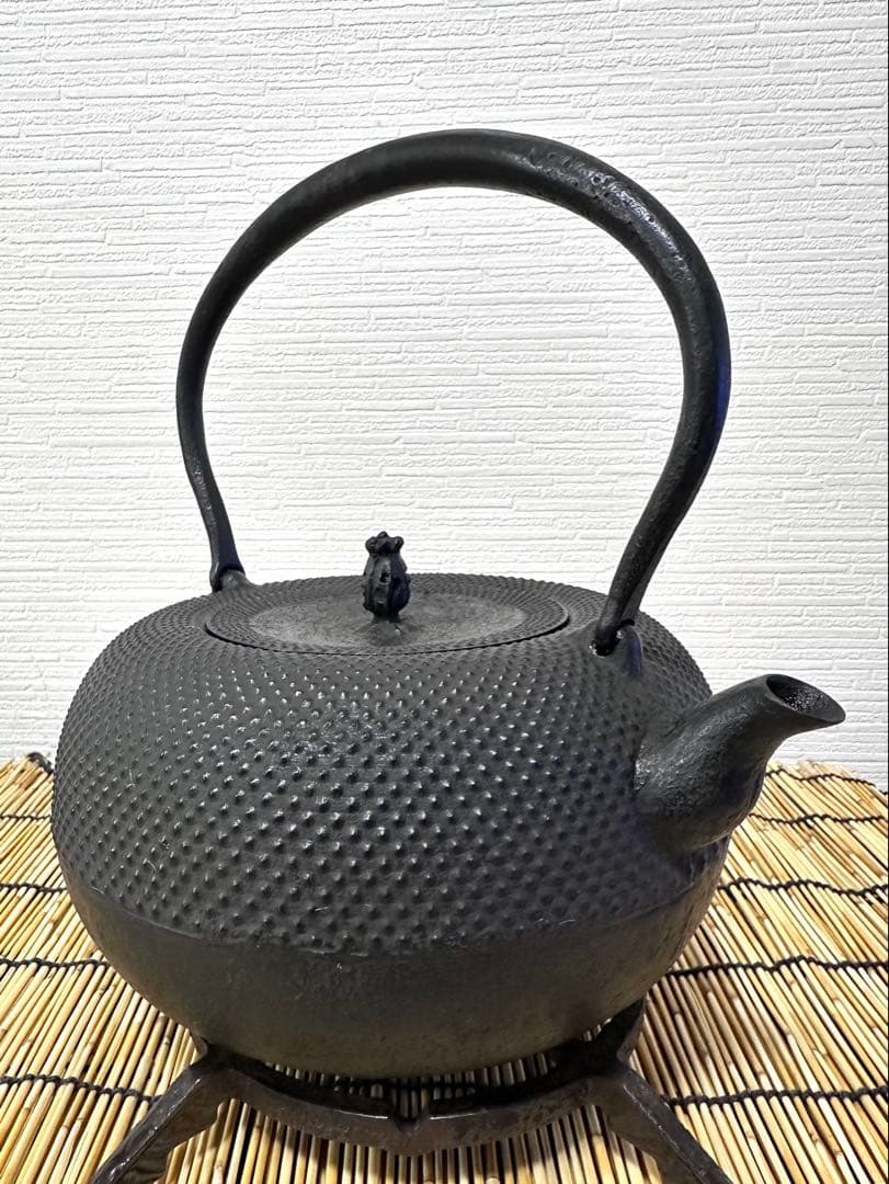 未使用品、タグ付　南部耕雲堂名人雅泉造　２０型アラレ　南部鉄瓶　南部鉄器