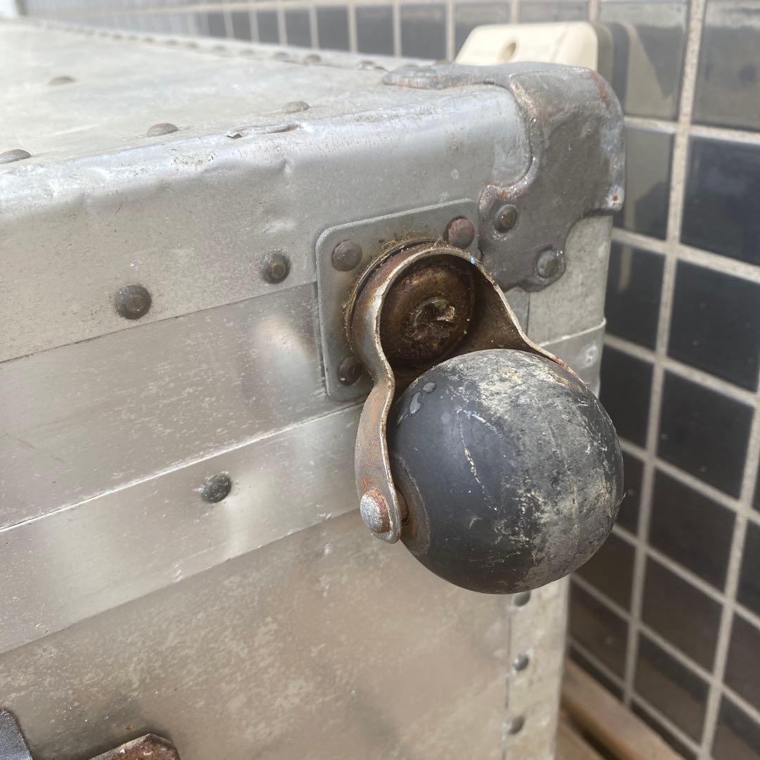 ヴィンテージアルミトランクケース タイヤ付き 店舗什器 インテリア