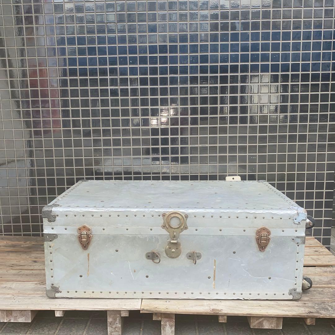 ヴィンテージアルミトランクケース タイヤ付き 店舗什器 インテリア
