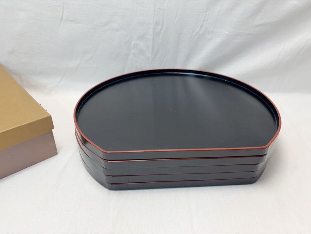 ほぼ未使用 懐石道具 木製 半月膳 線筋 縁朱 5客揃 会席膳 宴会盆 元箱