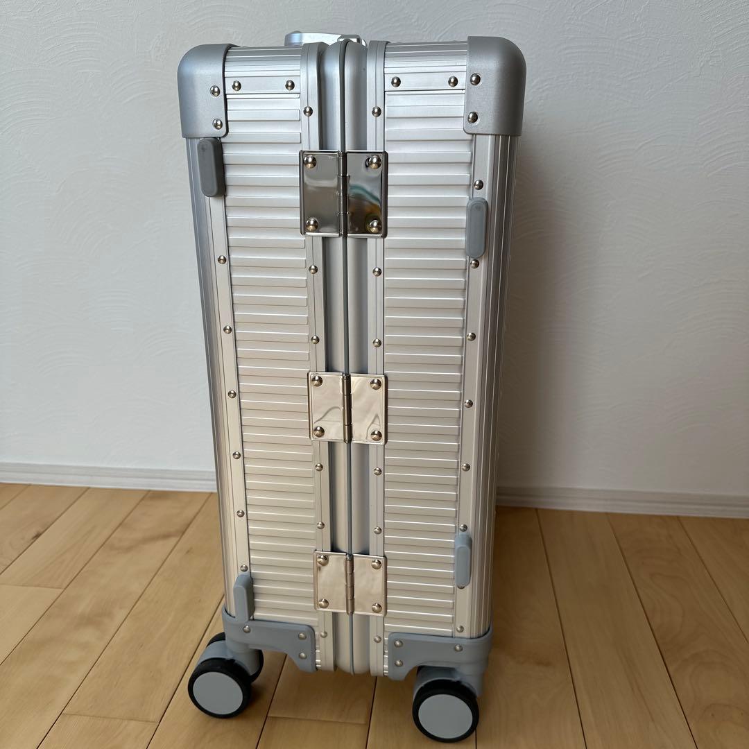 aucentic シルバー アルミニウム キャリーケース