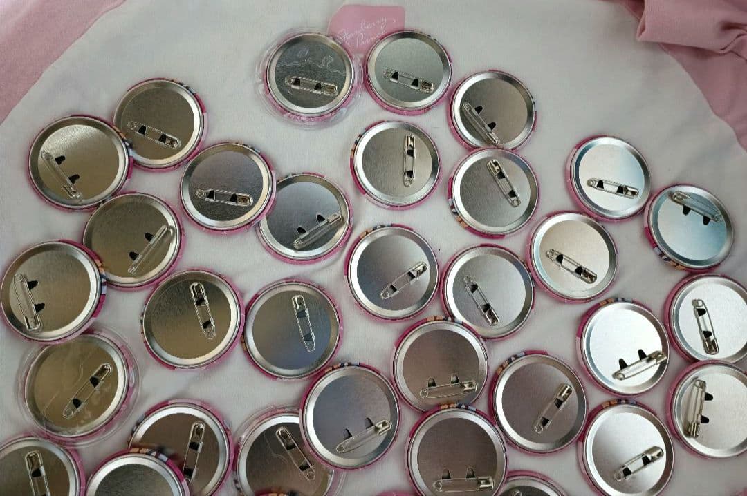 すとぷり　さとみくん　缶バッチ　アリツア　旗持ち　デフォ