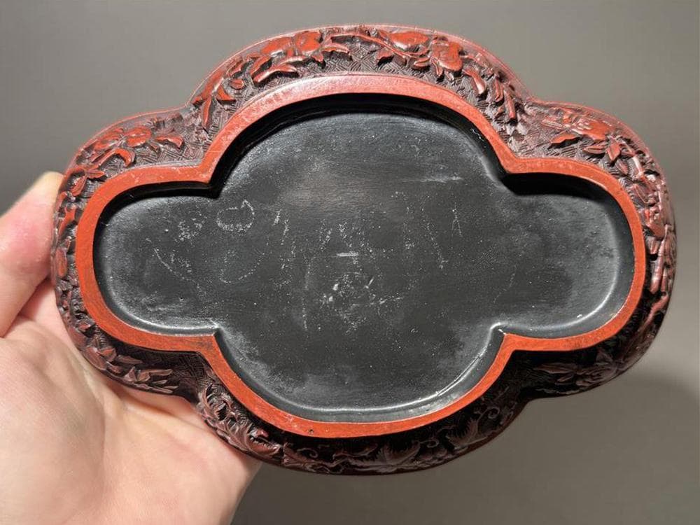 【漆】　★ 漆器 朱漆絵金龍人物紋毛筆 ★　清代　花卉 唐人 描金文様　文房珍玩