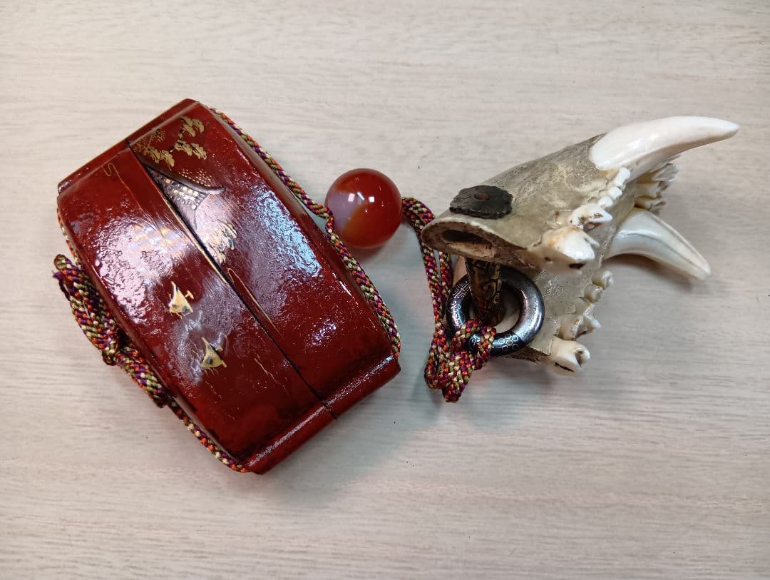 印籠朱塗り牛引き図／山岳信仰護符金工細工根付