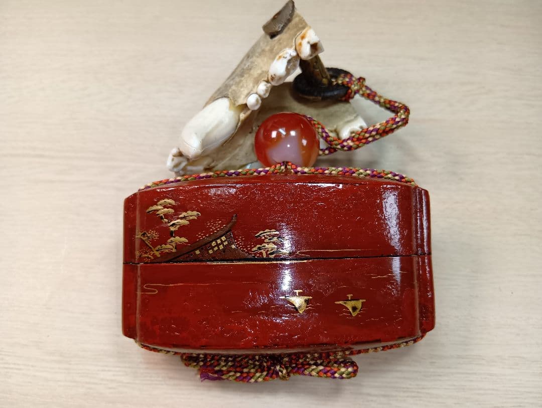 印籠朱塗り牛引き図／山岳信仰護符金工細工根付