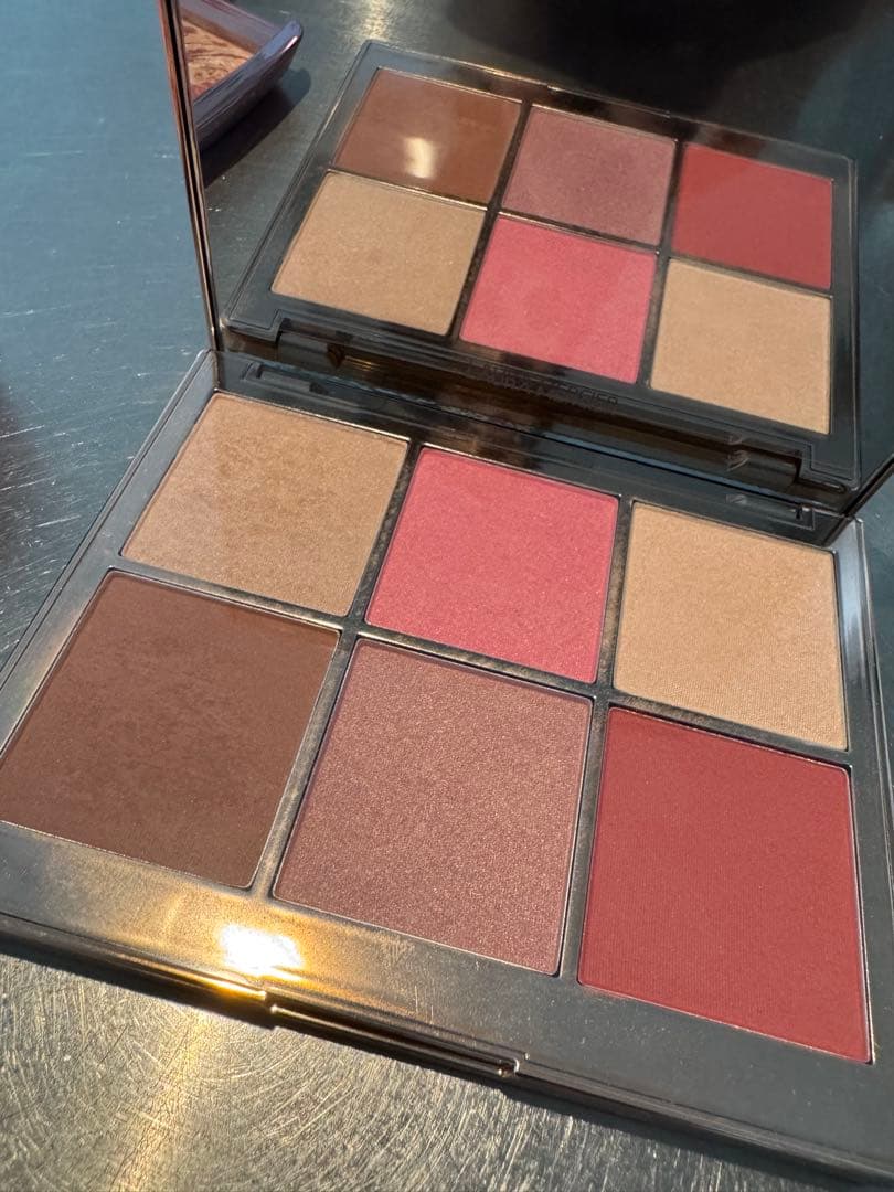 複数ブランドのパウダーチークとハイライトセット