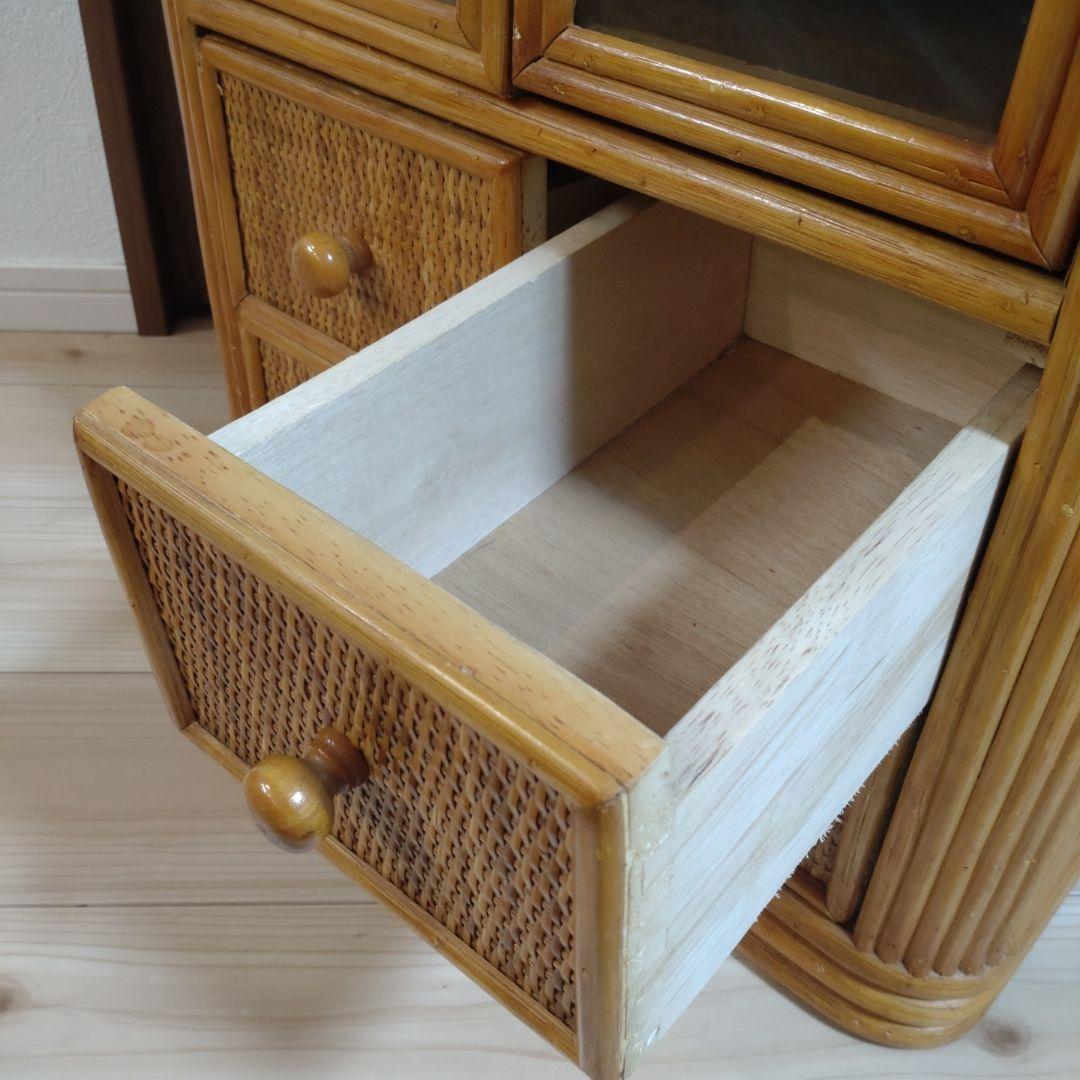 【訳あり品】ラタン　キャビネット ガラス扉付き 収納棚