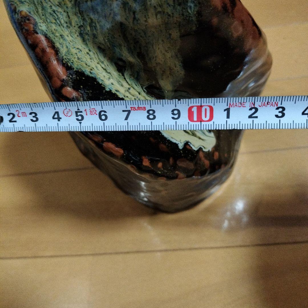 黒色地に青と白と茶の陶器花瓶