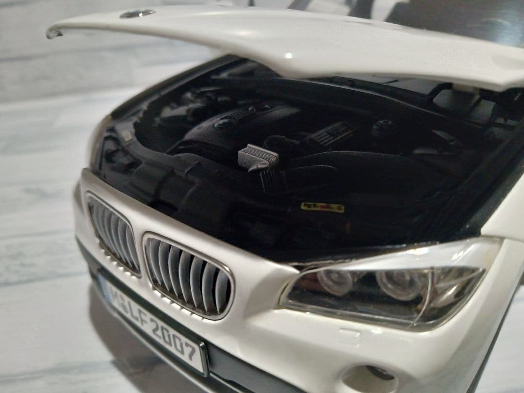 1/18 BMW X1 ディーラー品　ミニカー　ホワイト　内装ブラウン