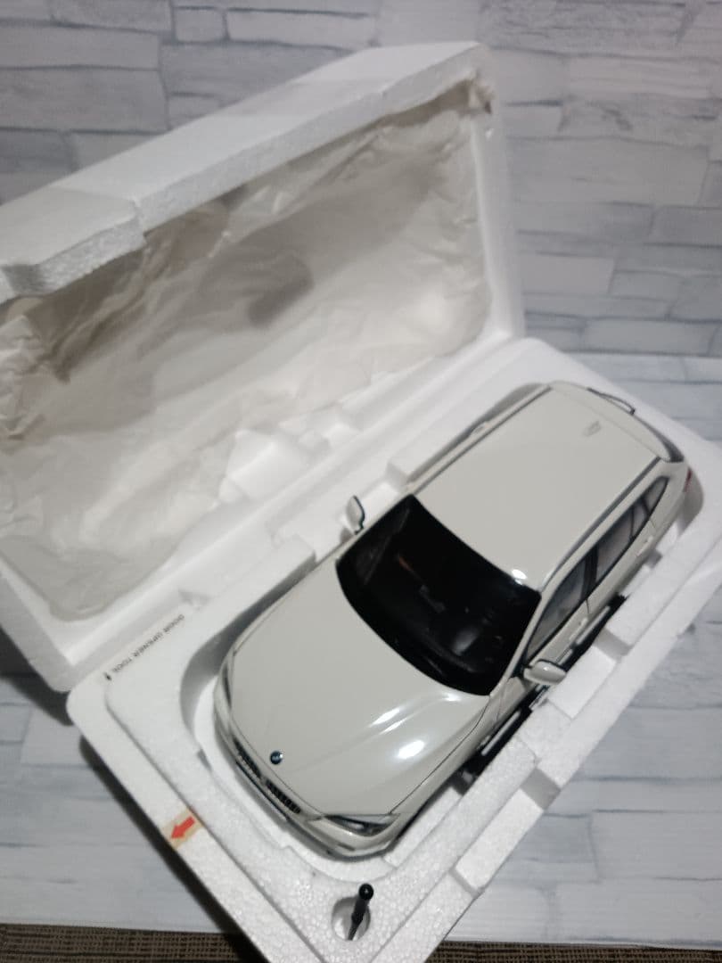 1/18 BMW X1 ディーラー品　ミニカー　ホワイト　内装ブラウン
