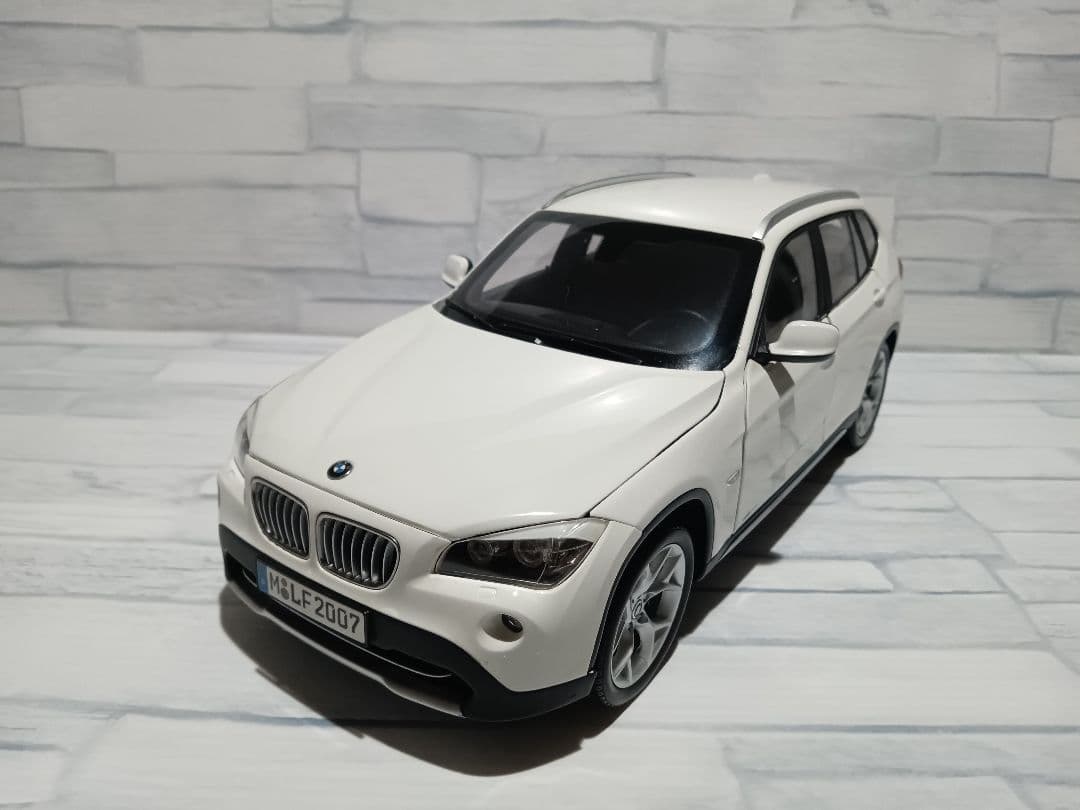 1/18 BMW X1 ディーラー品　ミニカー　ホワイト　内装ブラウン