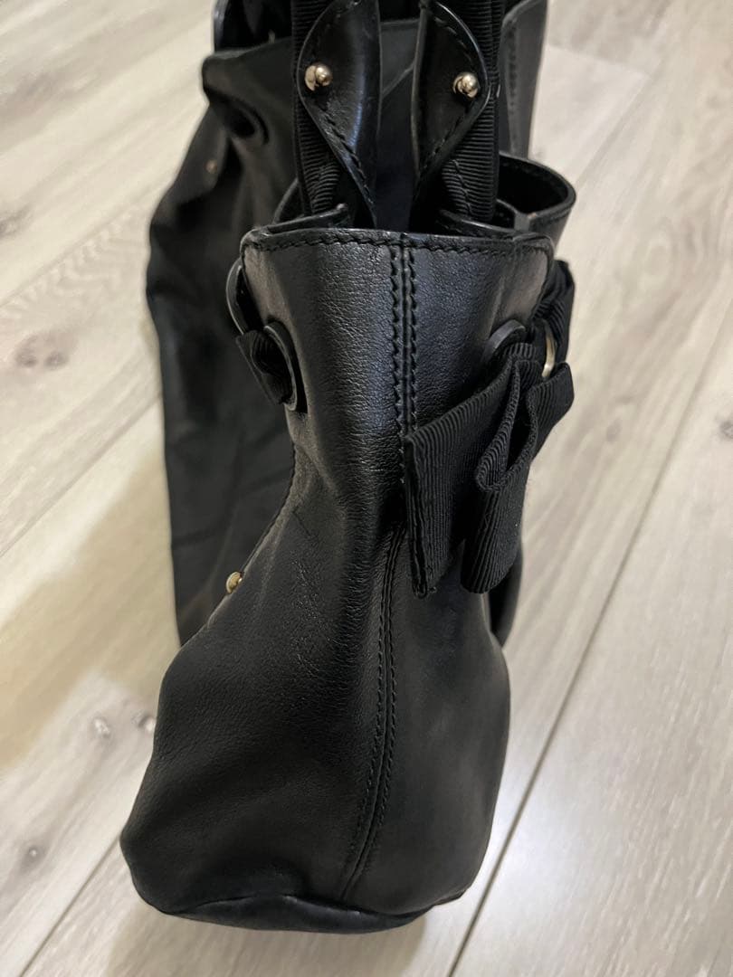 フェラガモ　リボン付きブラックレザートートバッグ